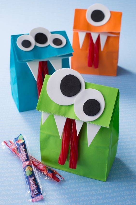 Manualidad con bolsas de monstruos para Halloween. 