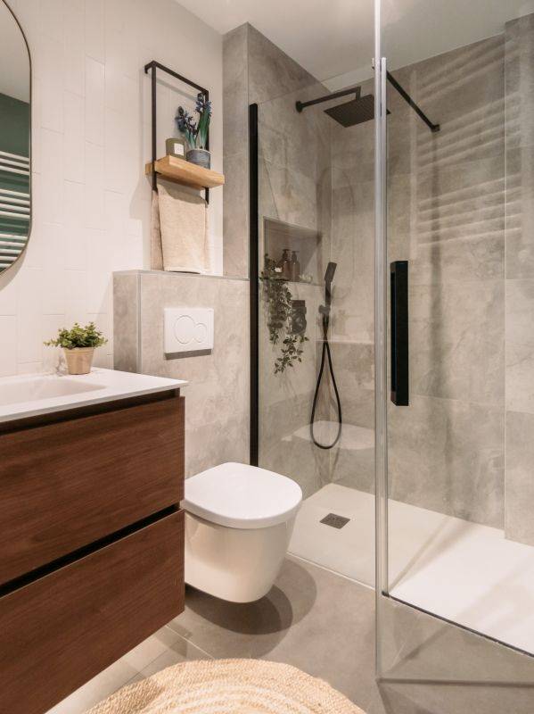 Baño con cisterna empotrada en la pared. 