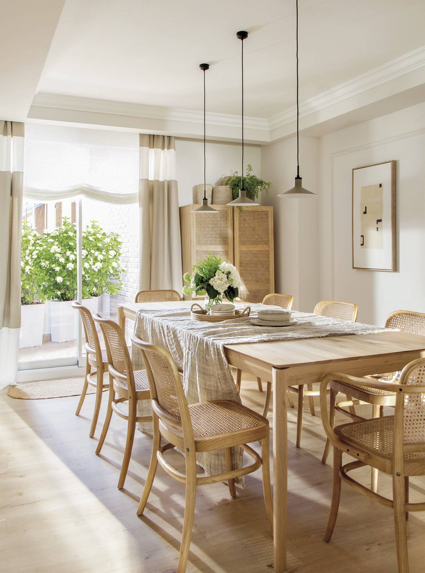 Comedor con el suelo de madera laminada.