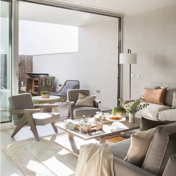 Un adosado moderno con terraza y súper cocina lleno de ideas para copiar. Es obra de la interiorista Paula Duarte
