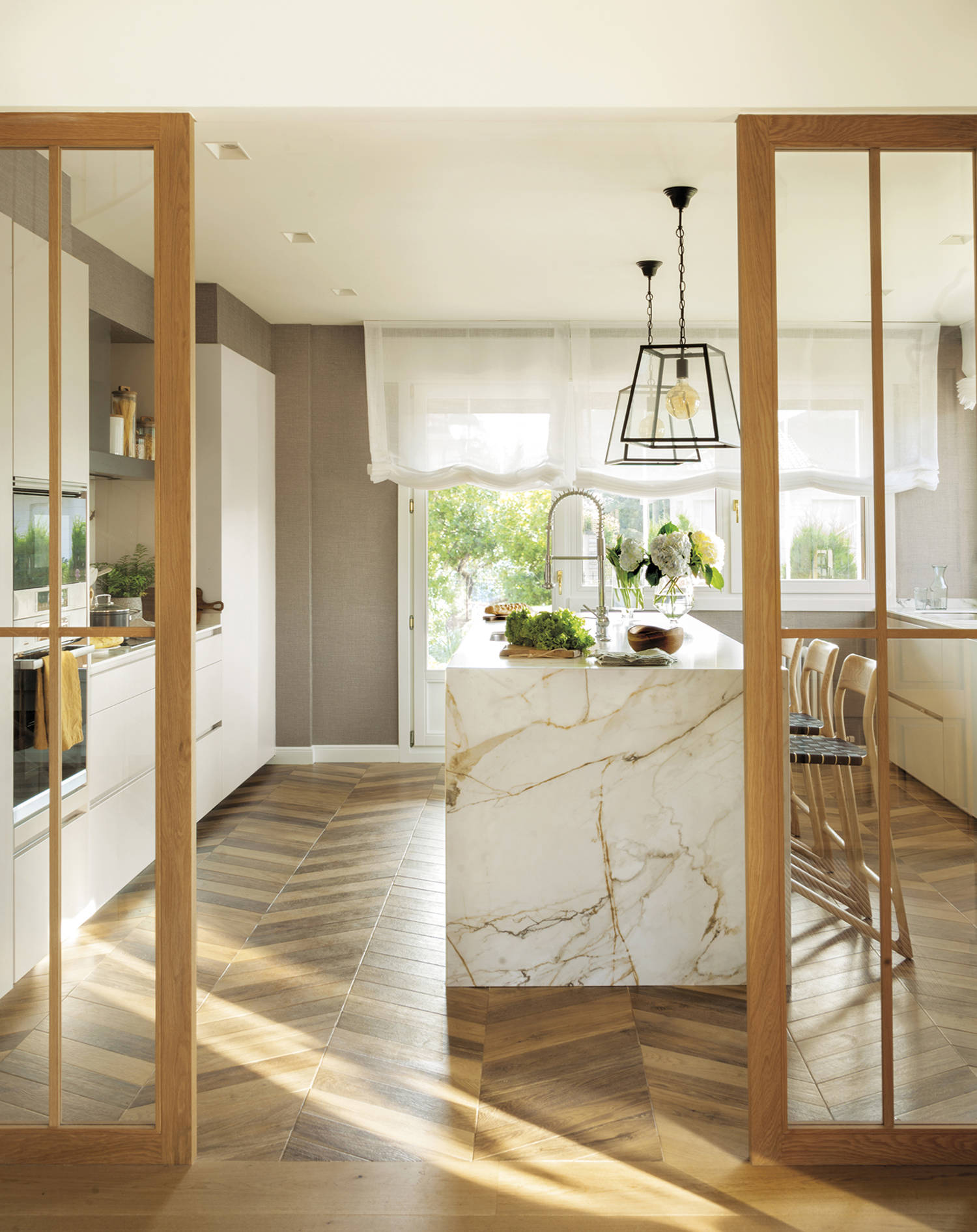 Cocina con suelos de madera.