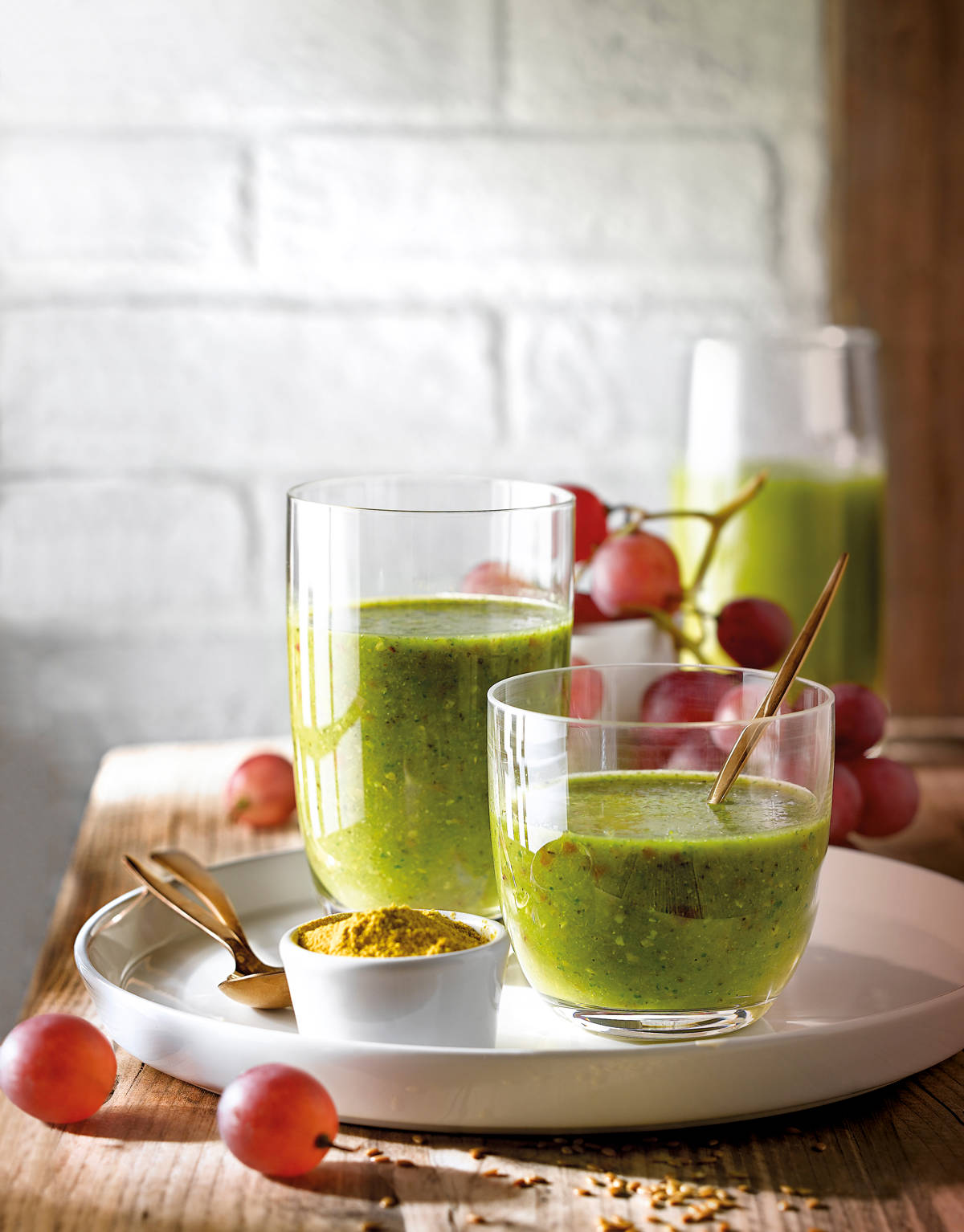 Receta de batido detox: batido verde de uvas, acelgas y lechuga.