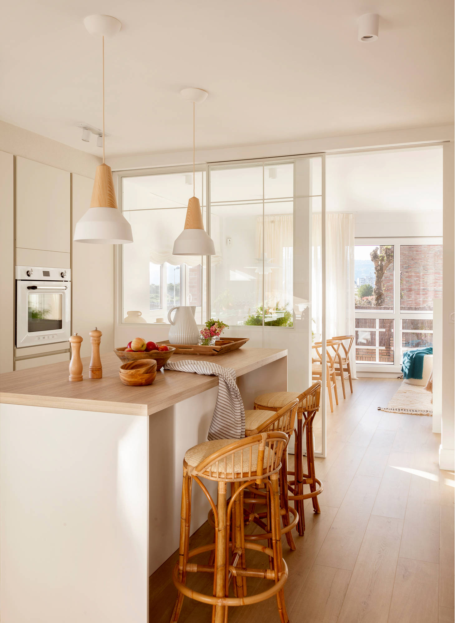 Cocina con muebles en color blanco y encimera en acabado madera