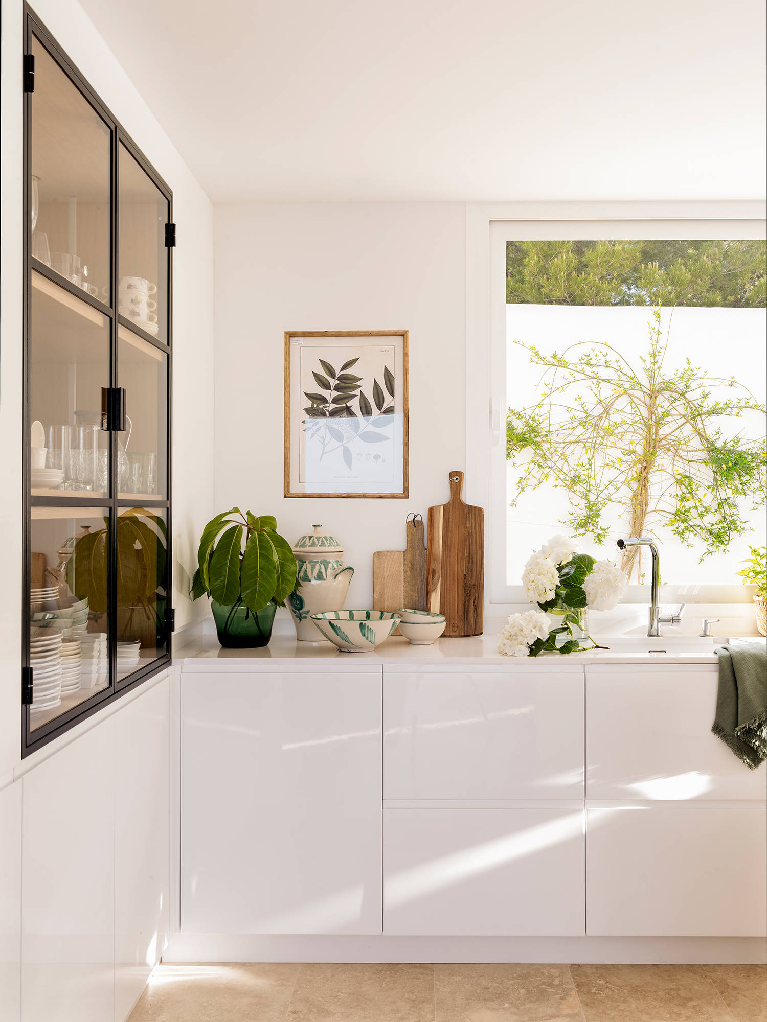 Cocina con muebles y encimera en blanco