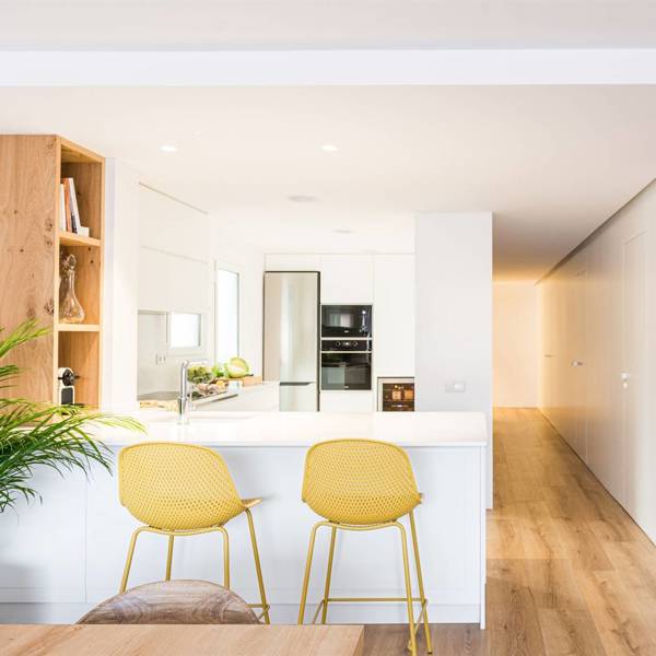Antes y después: de piso aburrido y sin ventanas a coqueto, luminoso y con cocina abierta (con planos)
