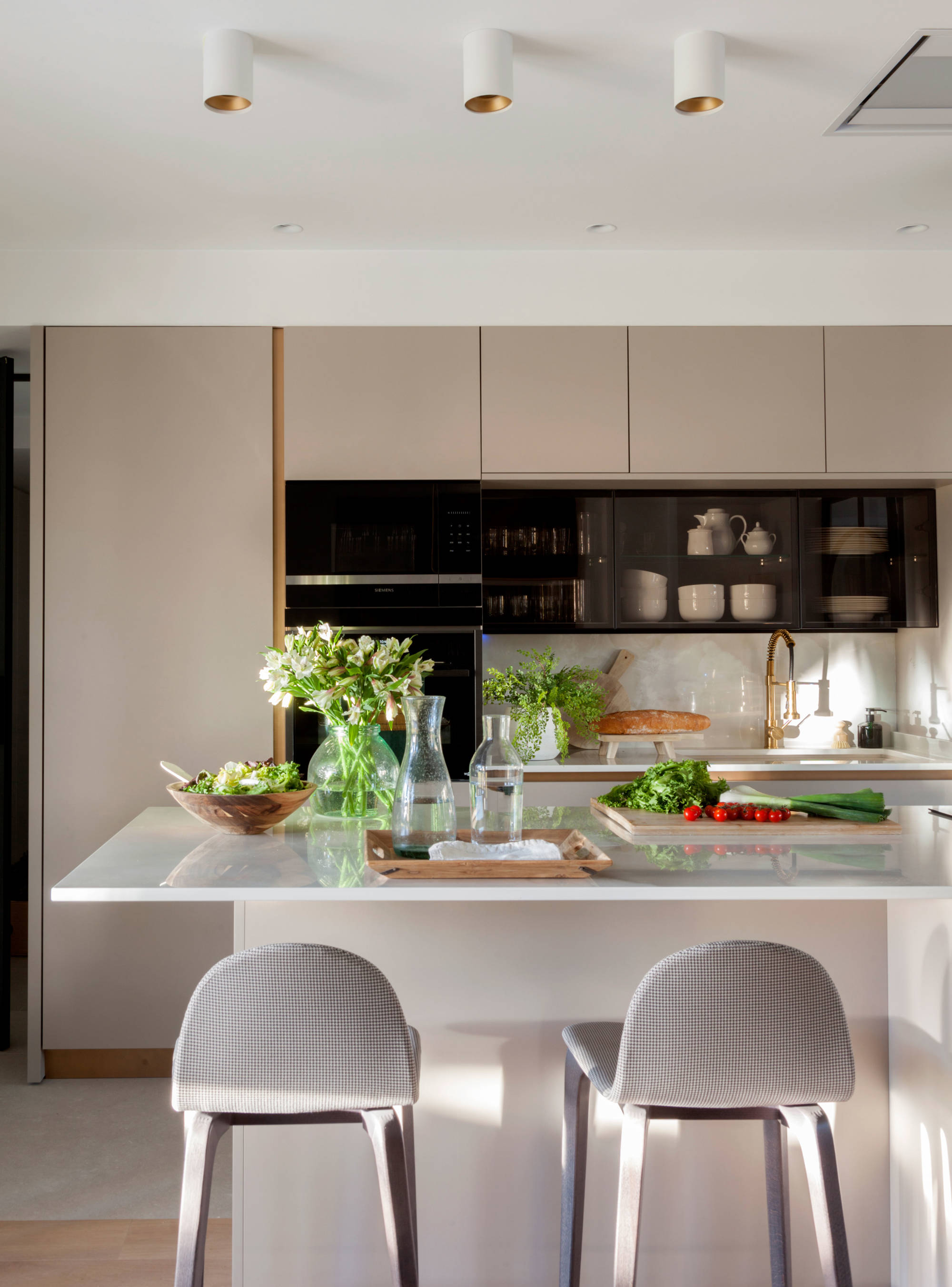 Cocina con muebles en color visón clarito.
