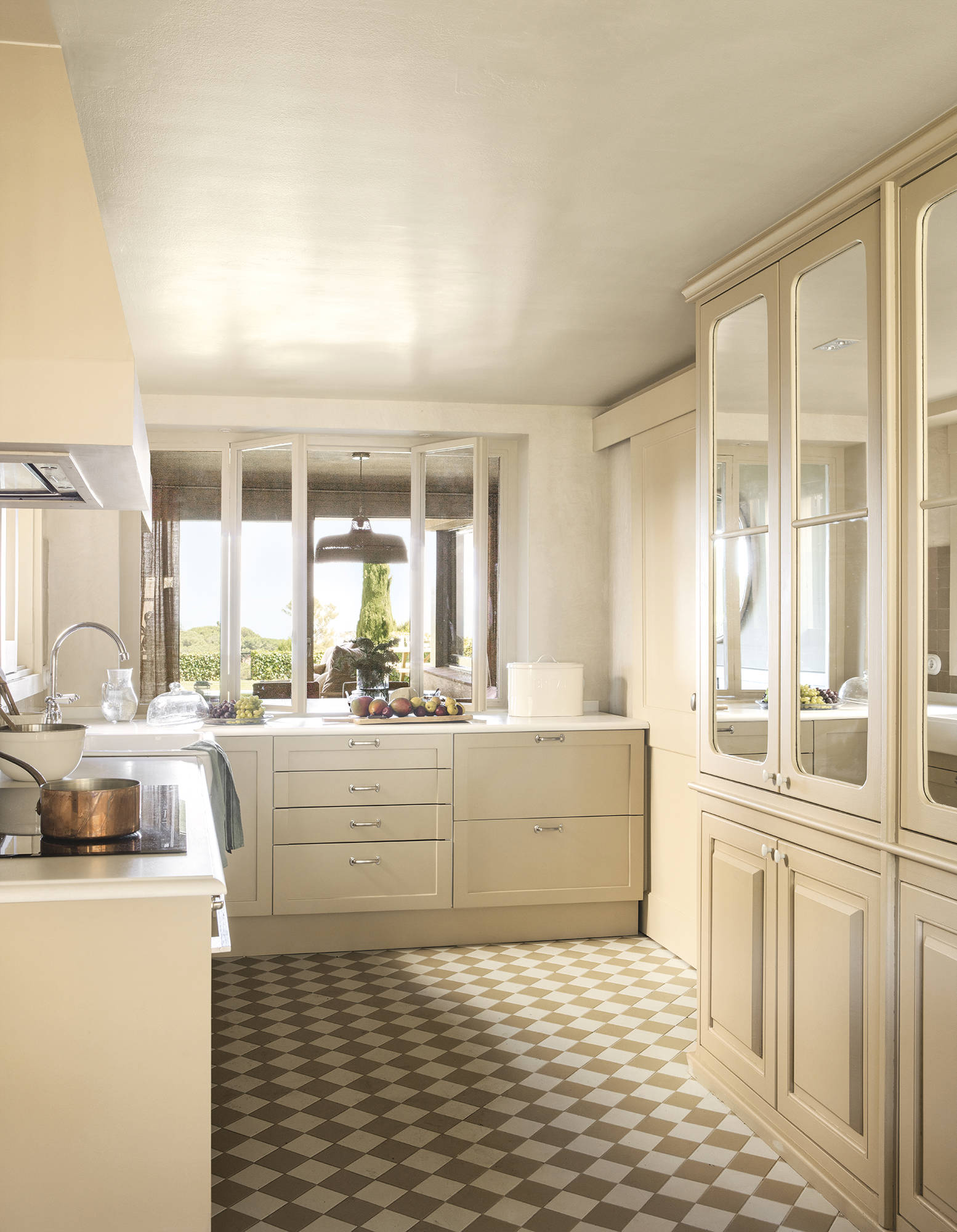 00543570 cocina clásica con alacena en blanco