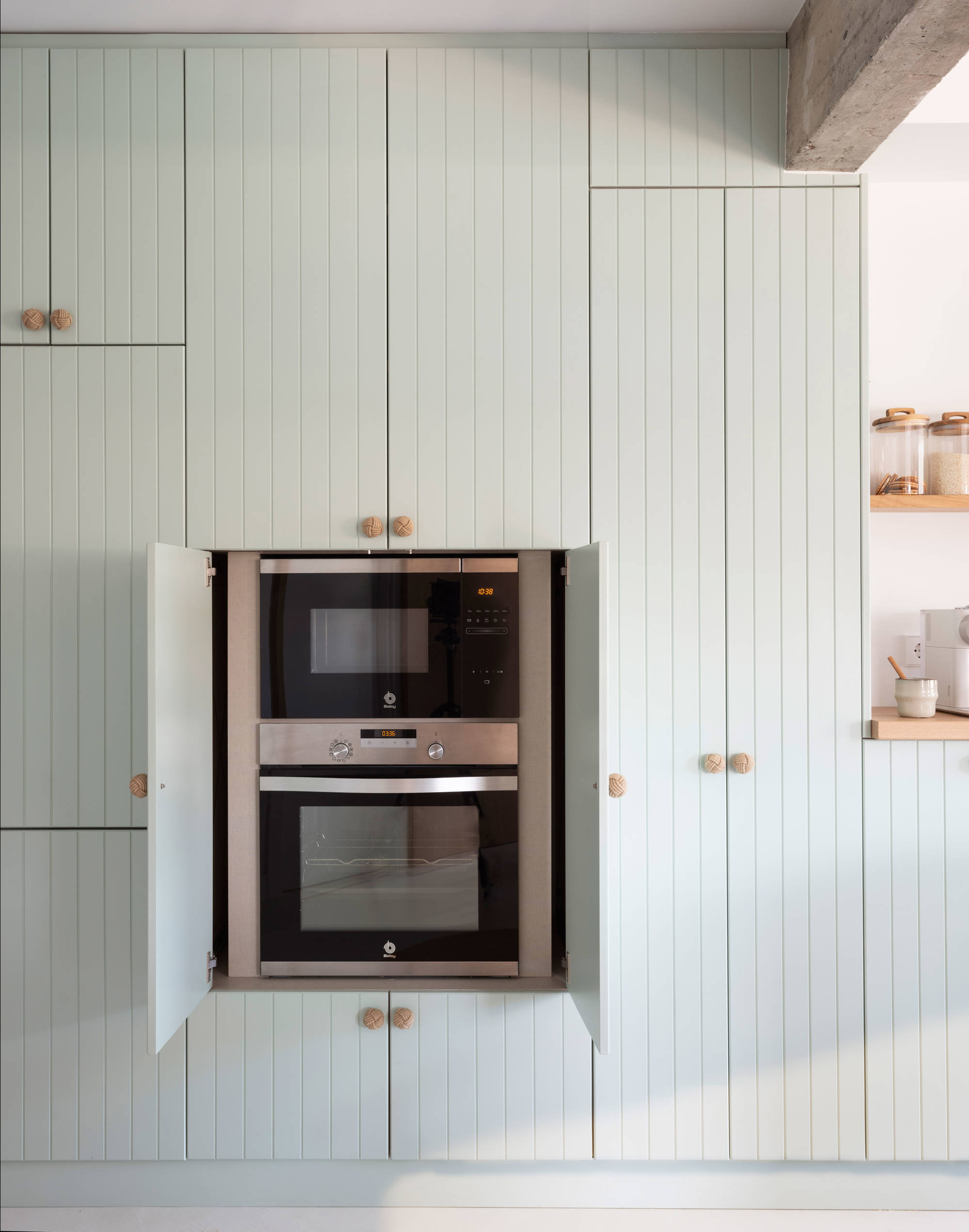 Cocina acogedora con electrodomésticos panelados