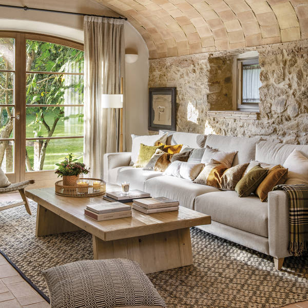 Este salón decorado por Pia Capdevila tiene todas las claves de un salón cálido. ¡Enamora!