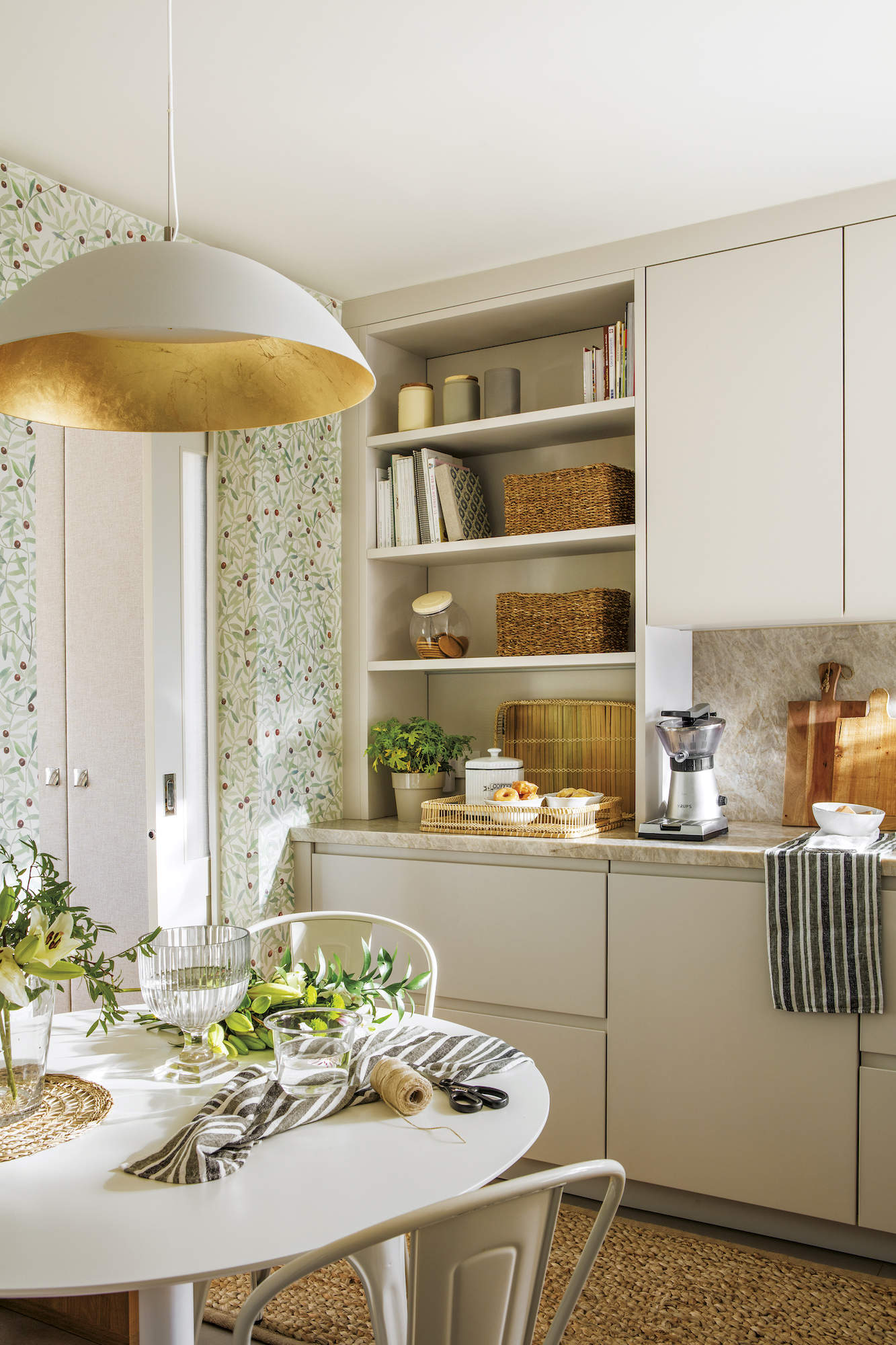 Cocina con papel pintado de flores. 