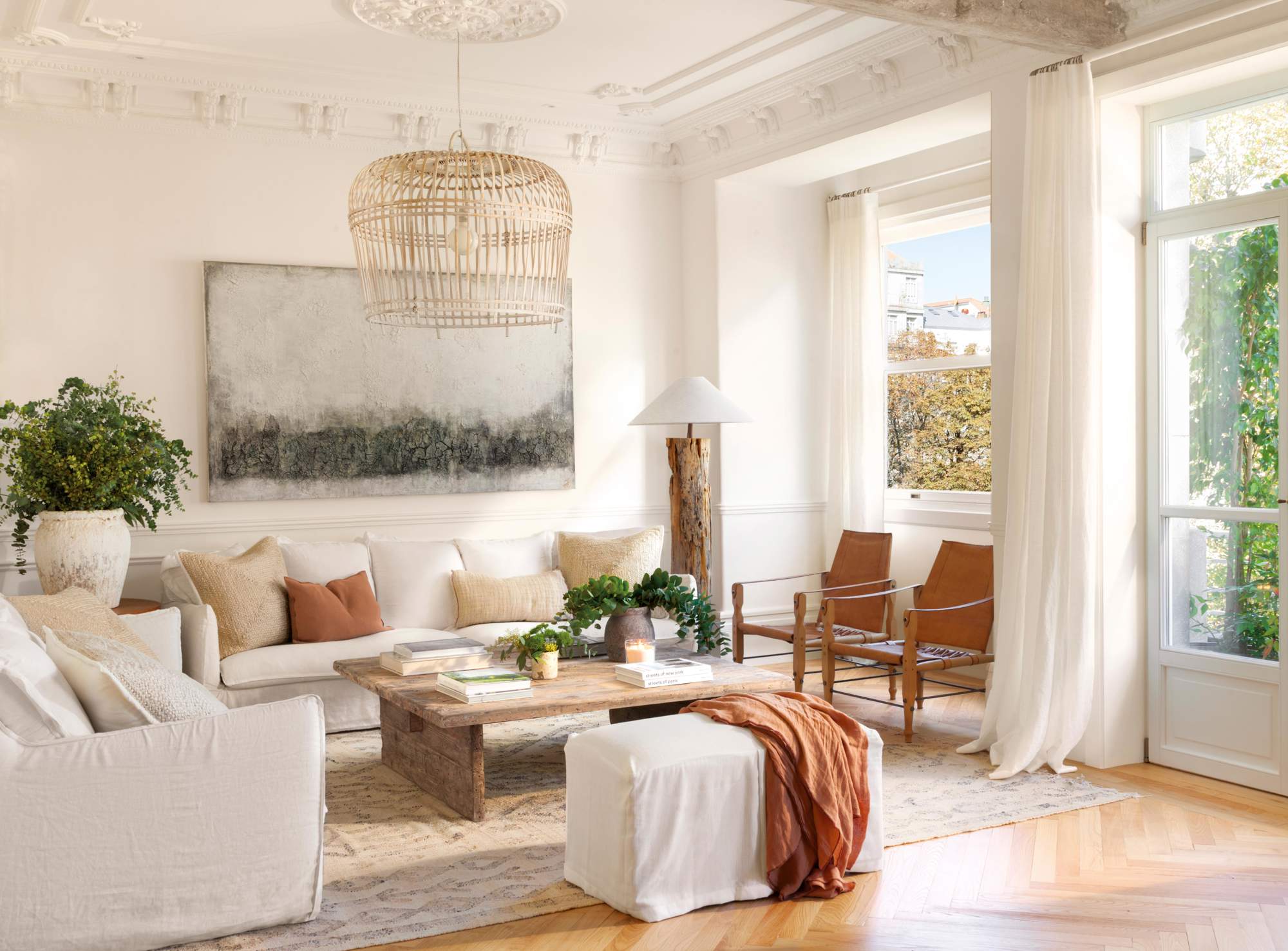 Salon decorado en blanco y crudos.