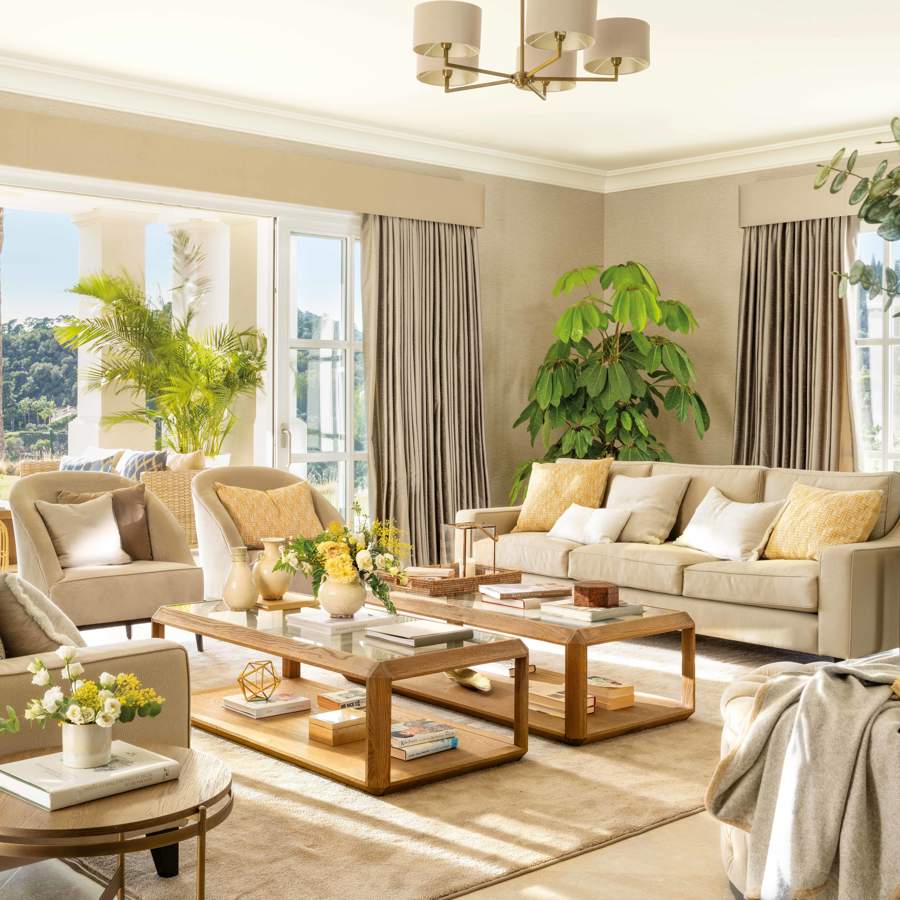 Salón decorado en beige y tostado