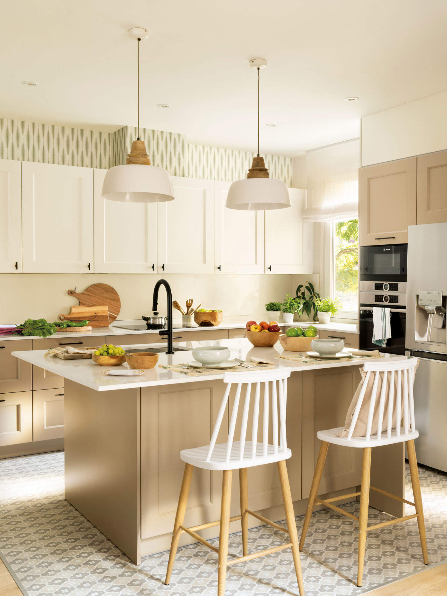 Cocina con muebles blancos y topo. 