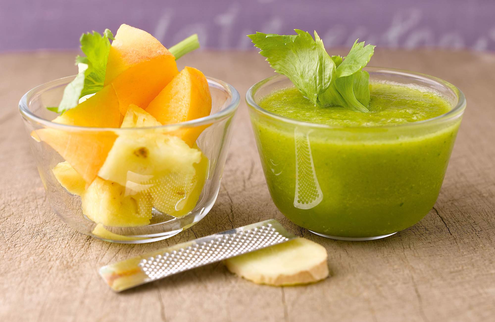 Receta de batido detox: batido verde con diente de león, apio, jengibre, melocotones, piña y agua. 