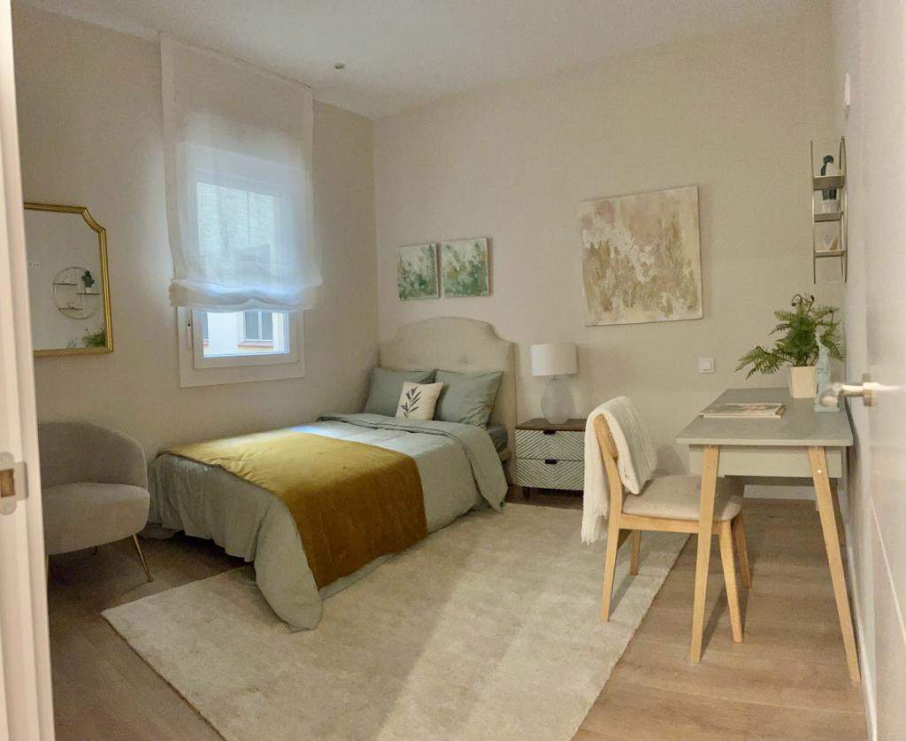 Habitación juvenil con alfombra y cabecero tapizado