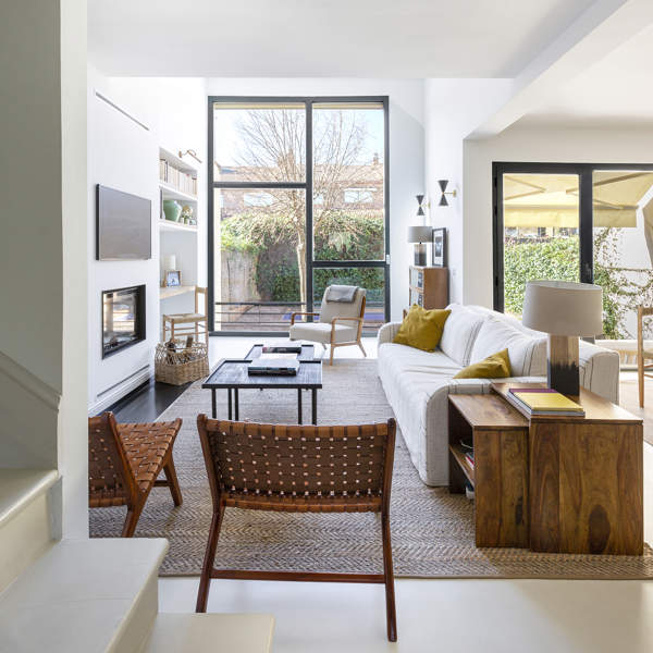 La casa de las buenas ideas: un adosado en Madrid con cocina acristalada, ideas de espacio y una despensa escondida
