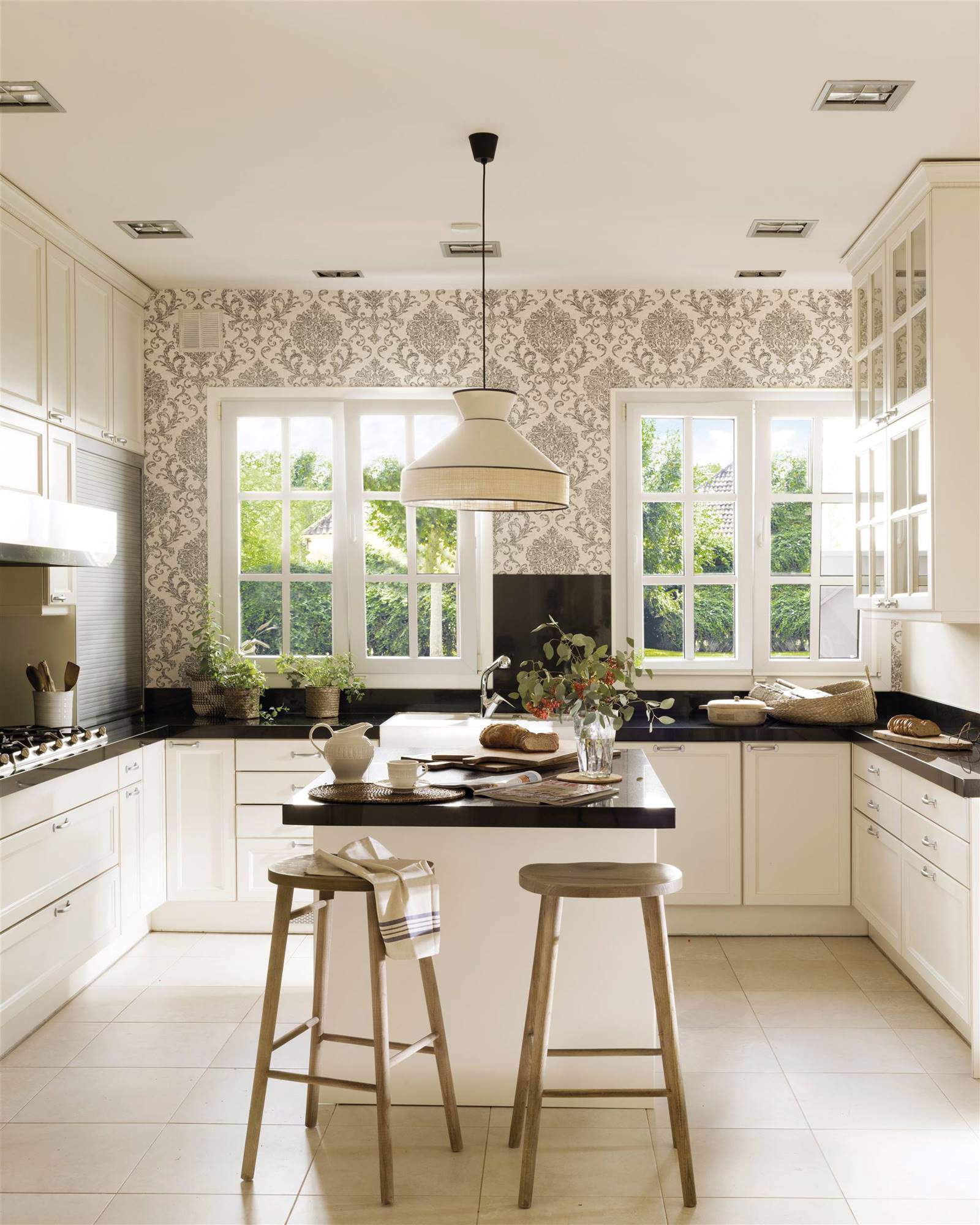 Cocina panelada en blanca, con isla central y papel pintado