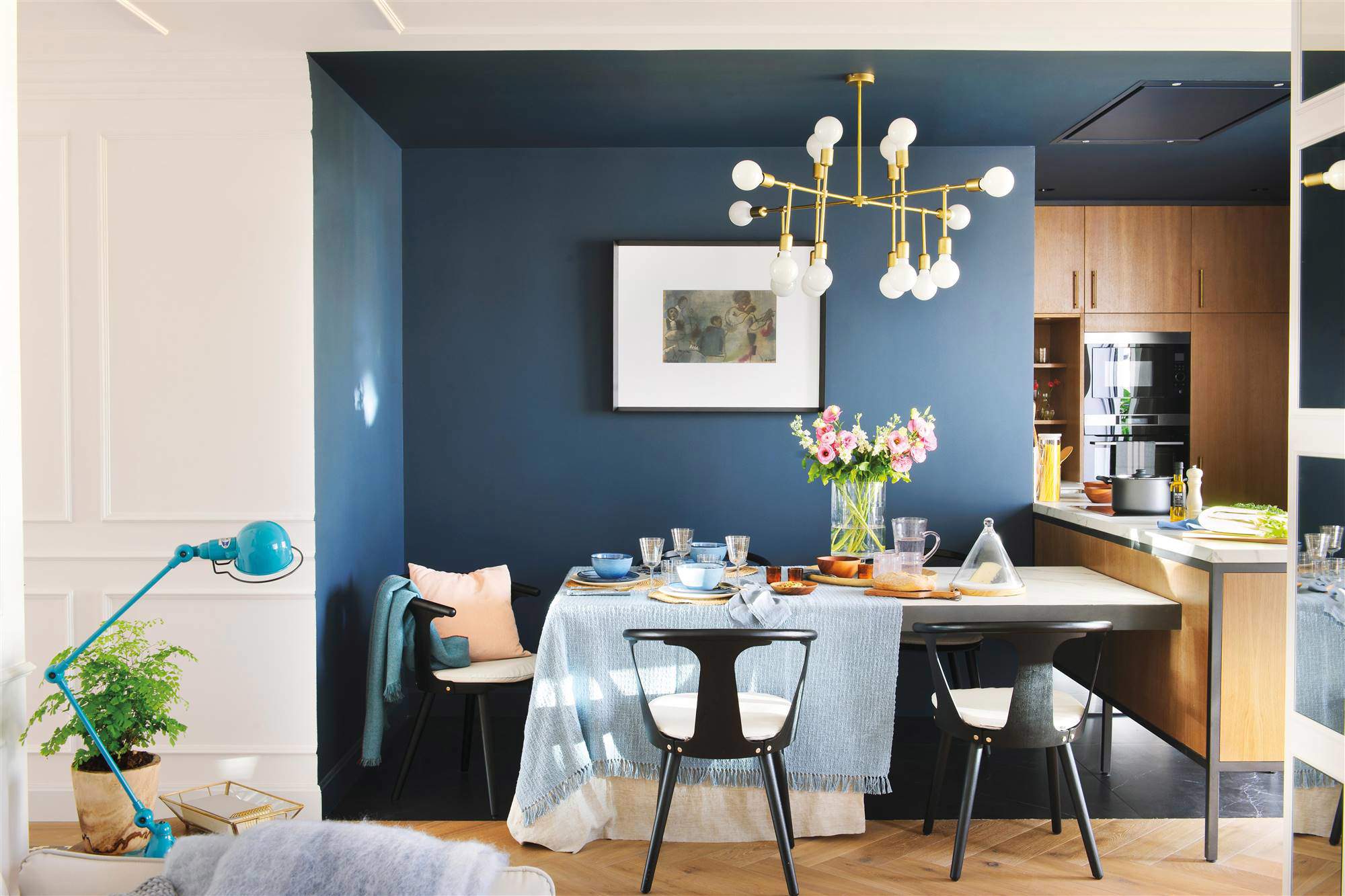 Comedor pintado en azul oscuro