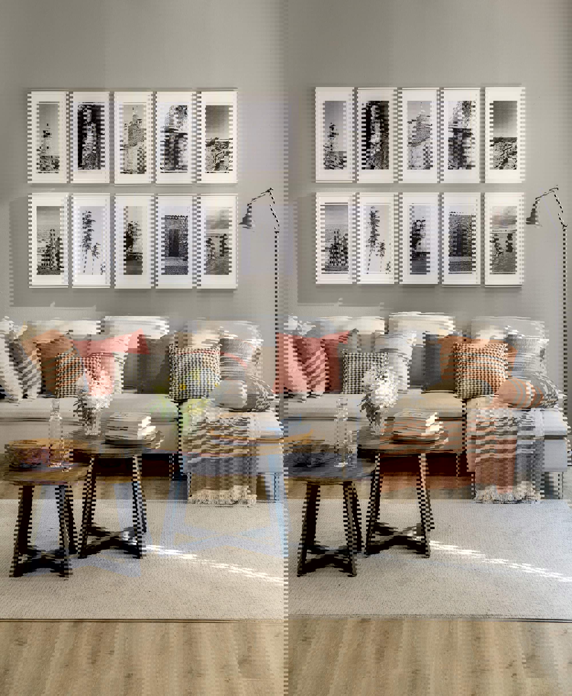 Salón con fotos en blanco y negro 