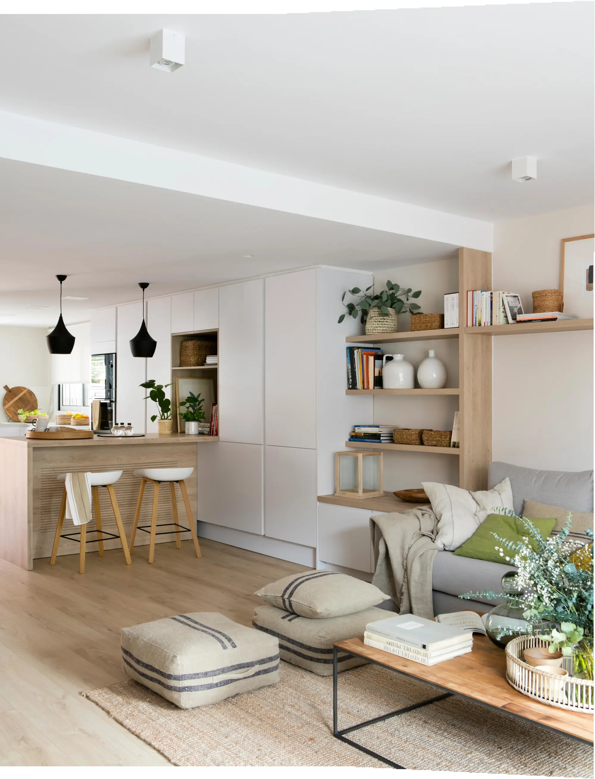 Cocina abierta al salón con penínnsula y estantería