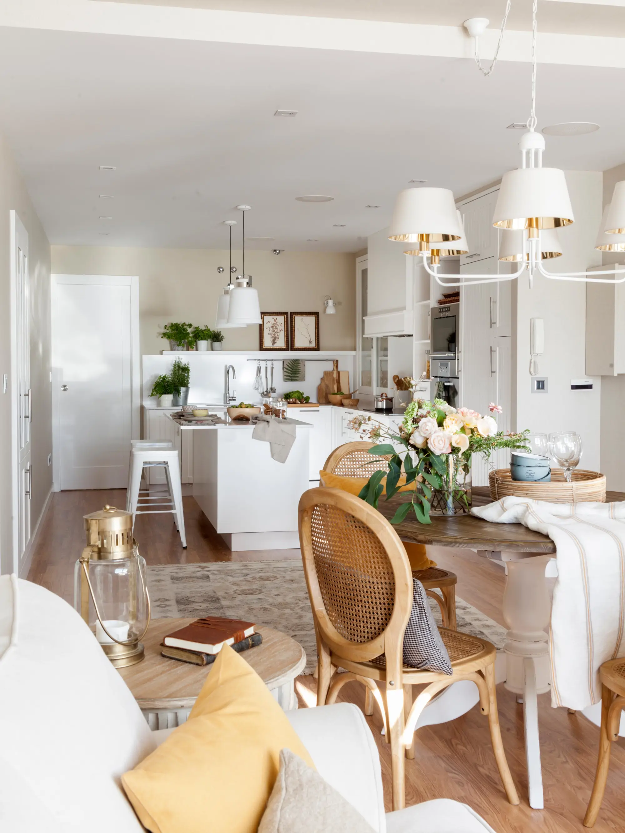 Cocina blanca abierta salón comedor