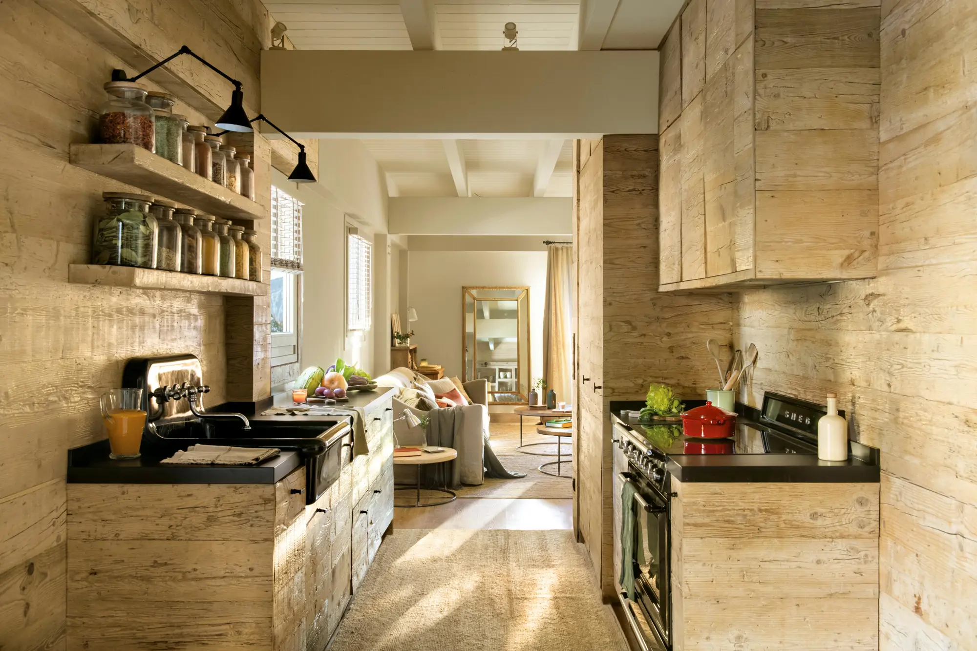 Cocina de madera abierta al salón 
