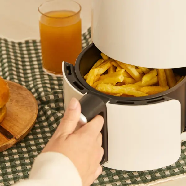 VÍDEO Y FOTOS / Cómo hacer patatas fritas en la freidora aire para que queden riquísimas y crujientes 