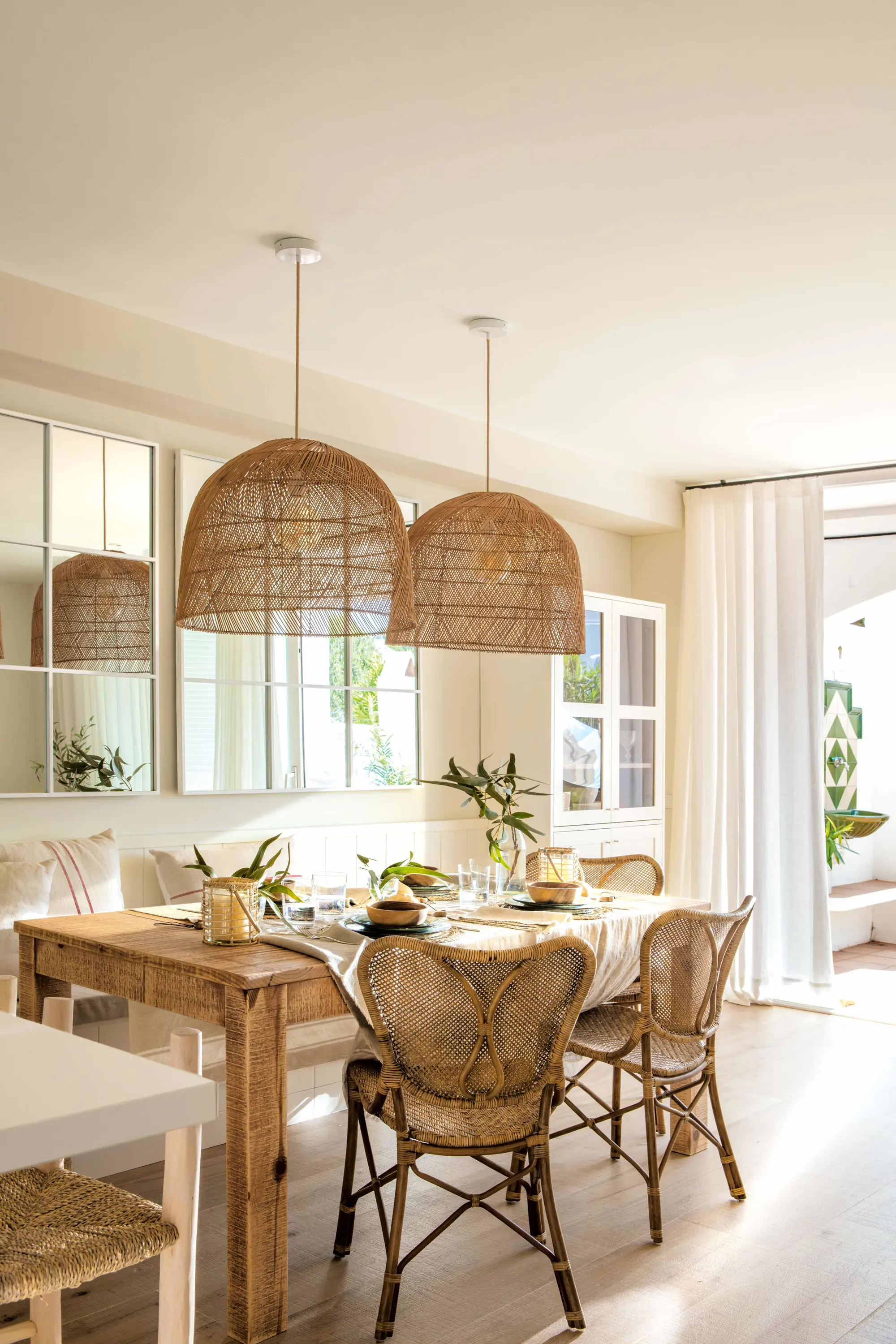 00576799 comedor natural con banco vitrina blanca lamparas y muebles madera y fibras naturales
