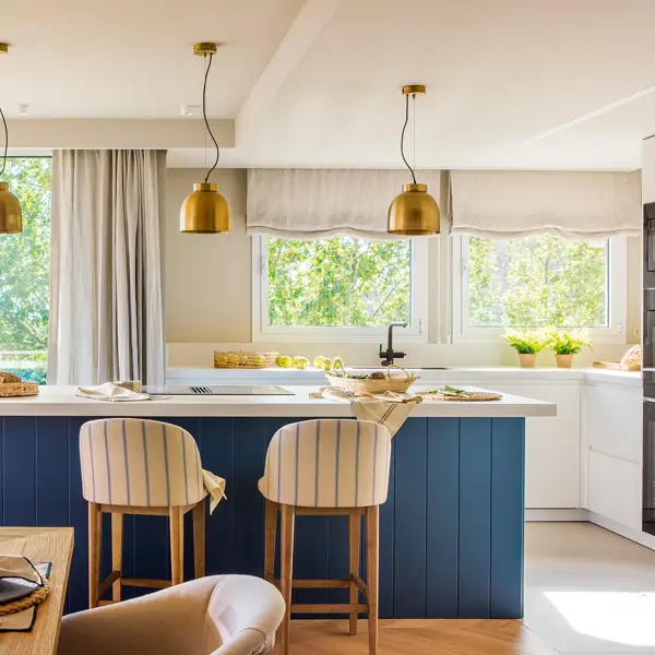 Isla de cocina con color: ¡la estrella de la estancia!