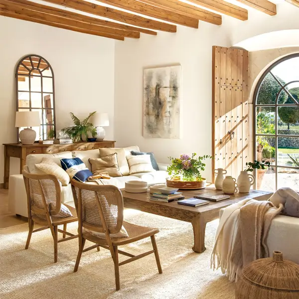 22 salones pequeños en casas de campo que combinan estilo moderno y rústico: vigas, techos abuhardillados y mucha madera