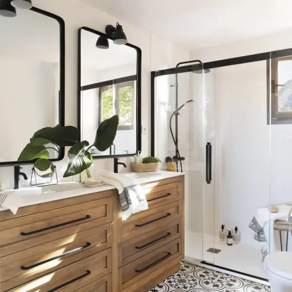 Adiós cortinas: 6 baños pequeños REALES con mamparas estilosas y prácticas para copiar