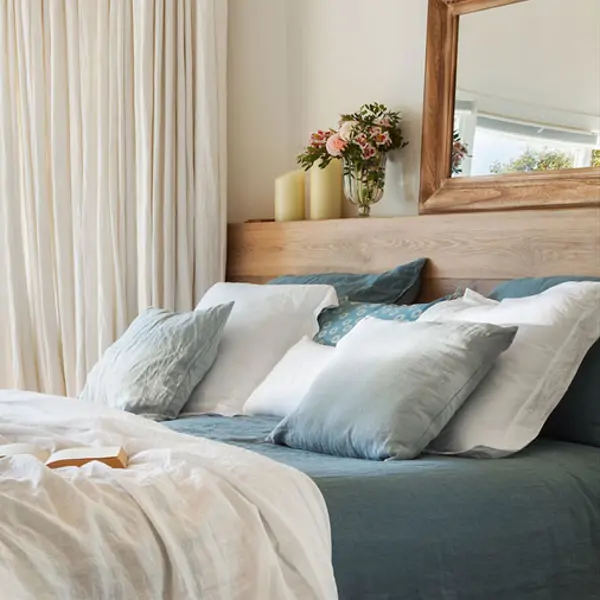 dormitorio-con-vistas-al-mar-y-ropa-de-cama-en-blanco-y-azul